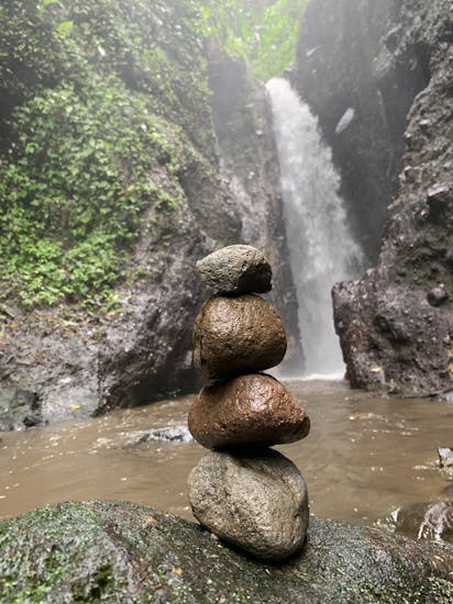 Photo d'un cairn à la cascade des rois