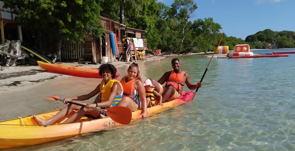 Kayak en bord de plage au Maya Beach Club en Martinique