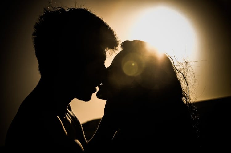 Silouette of man and woman kissing