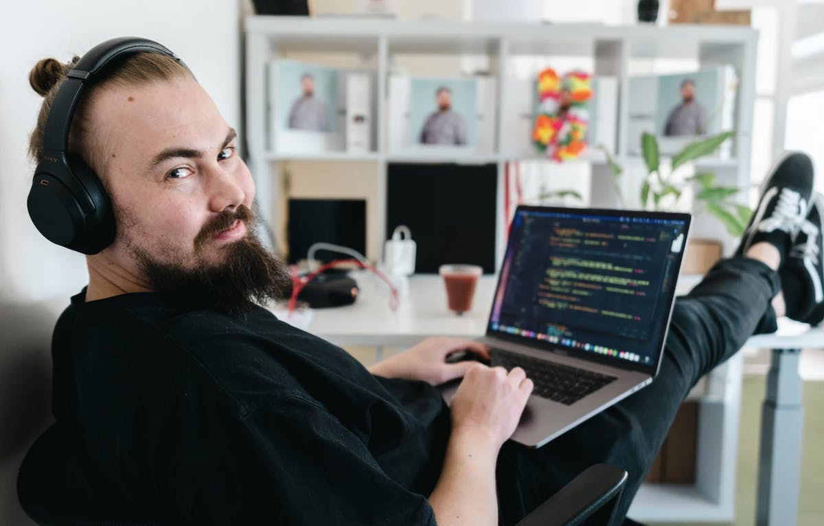 aava & bbang employee working on a laptop