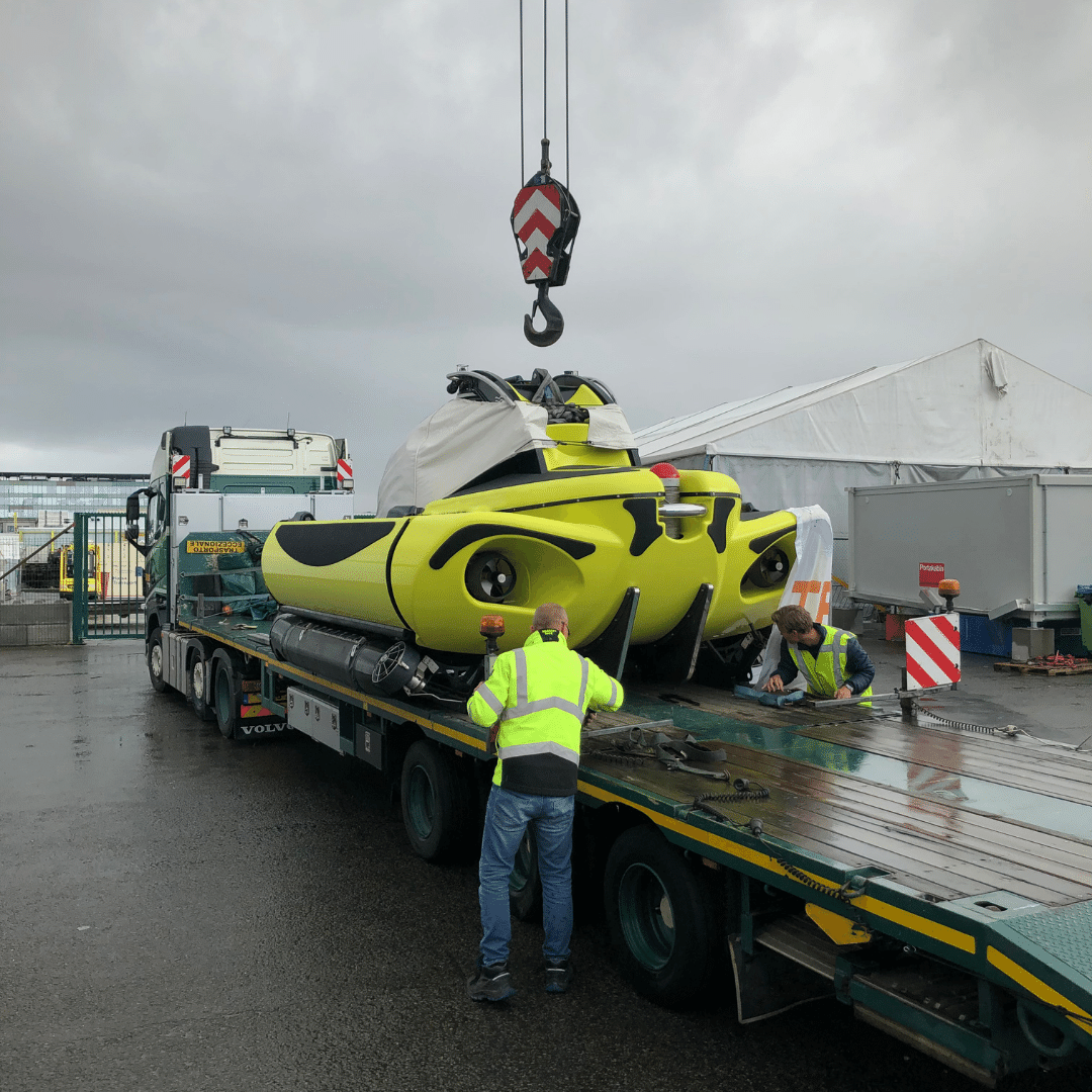 Onderzeeboot op vrachtwagen 