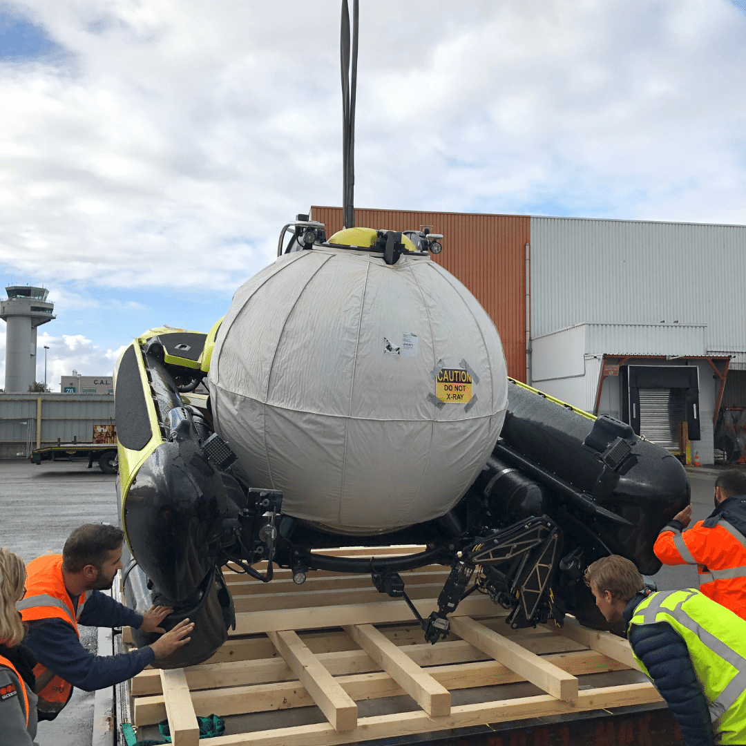Onderzeeboot op houten frame