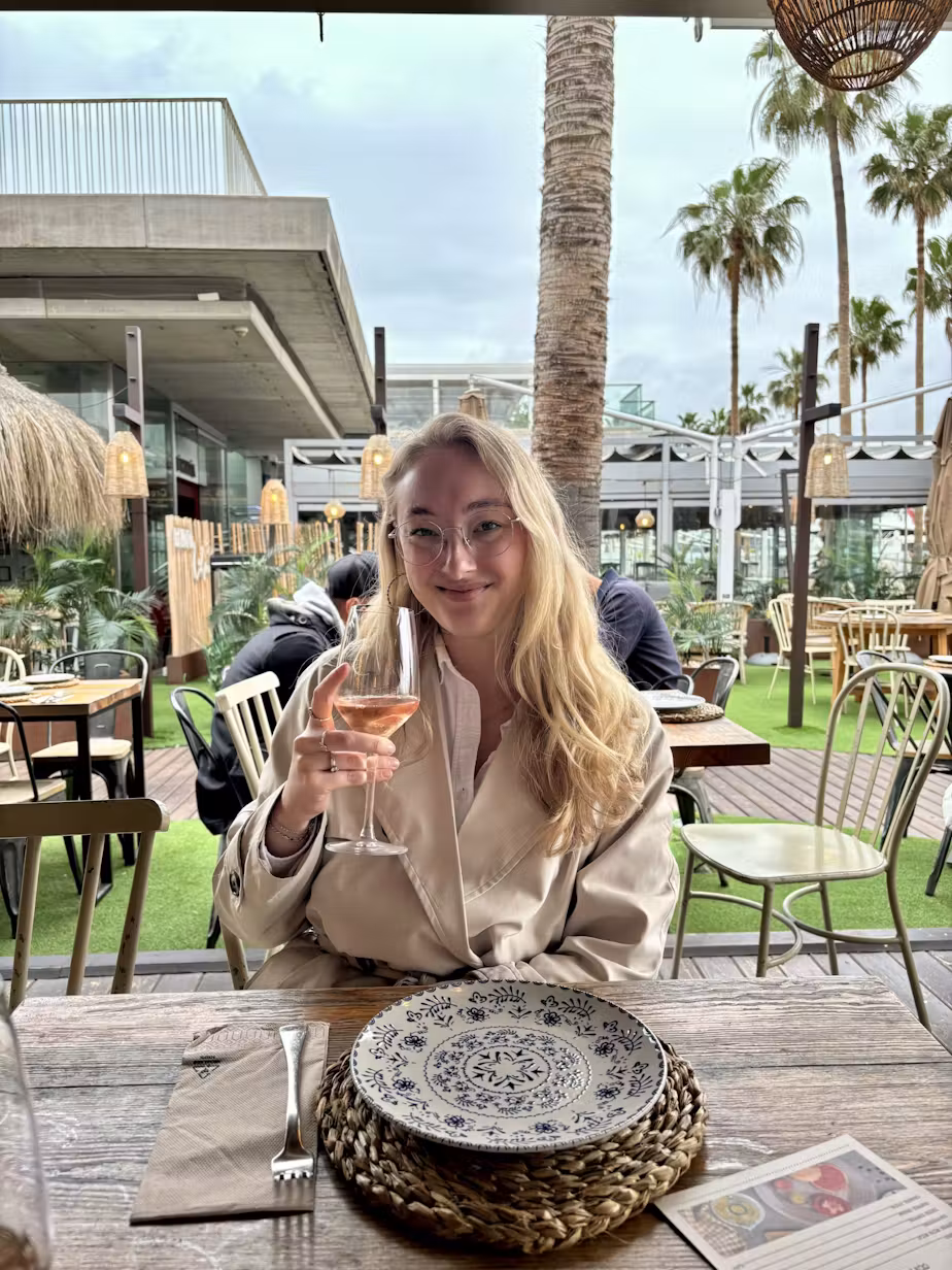 Maaike met glas wijn