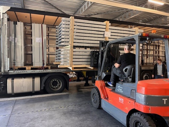 Laden van goederen voor projecttransport naar distributiecentrum in Hannover