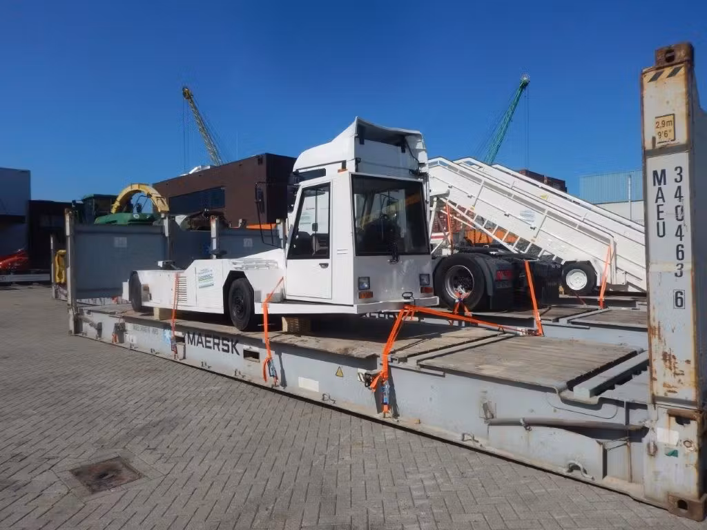 Groot materieel verscheept naar Dakar!