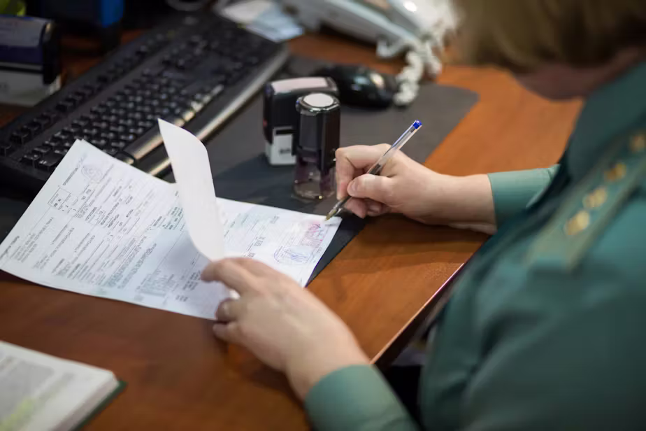Douanedocumenten die getekend worden