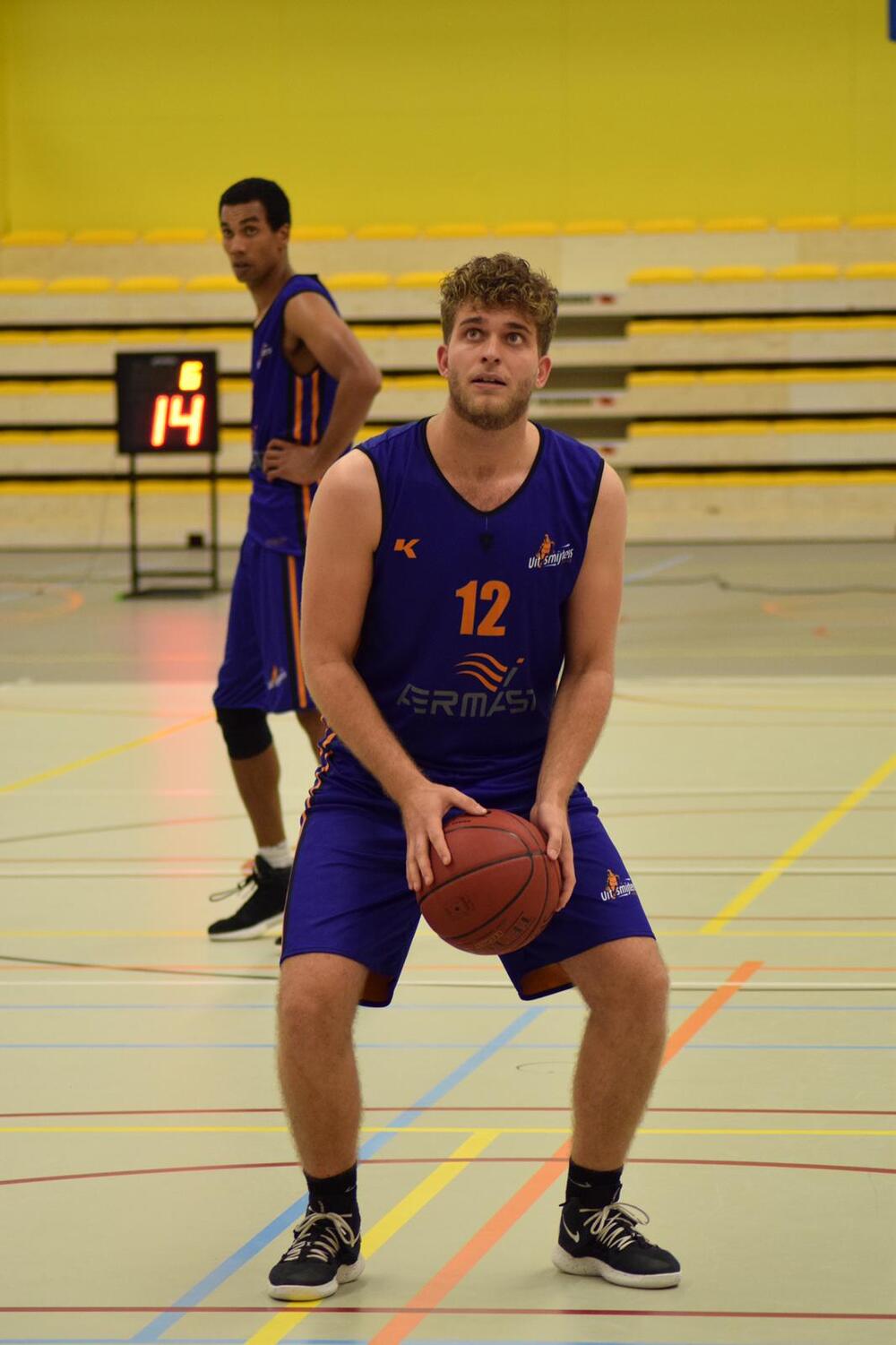 Guus met basketbal 