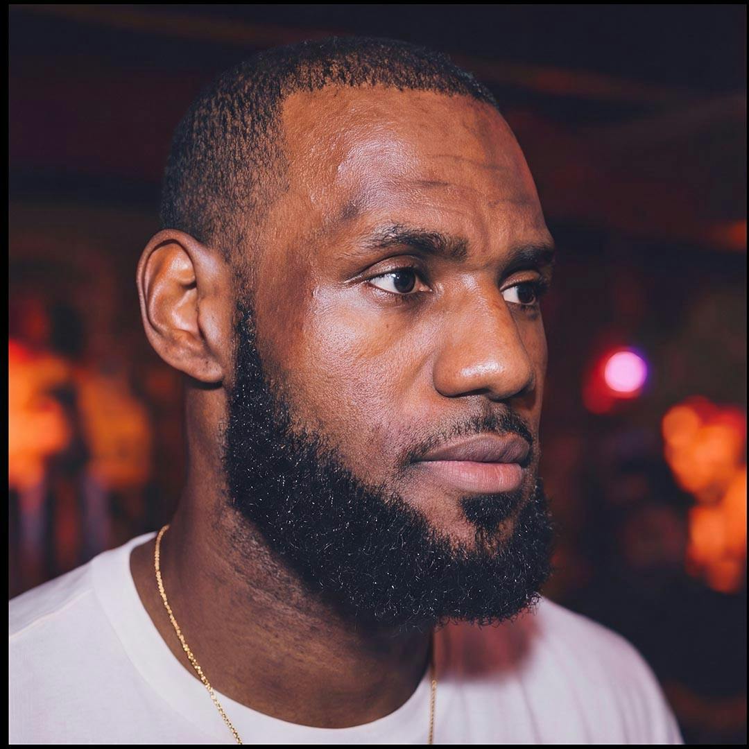 Trap Karaoke® on Instagram: "Respect to the King @kingjames 👑, and salute to the Queen @mrs_savannahrj 👑 for pulling up.
But this is @trapkaraoke … everybody gets Vibe Checked. The James Gang understood the assignment✅. No notes. 😂🔥
#trapkaraoke #vibechecked #brooklyn"