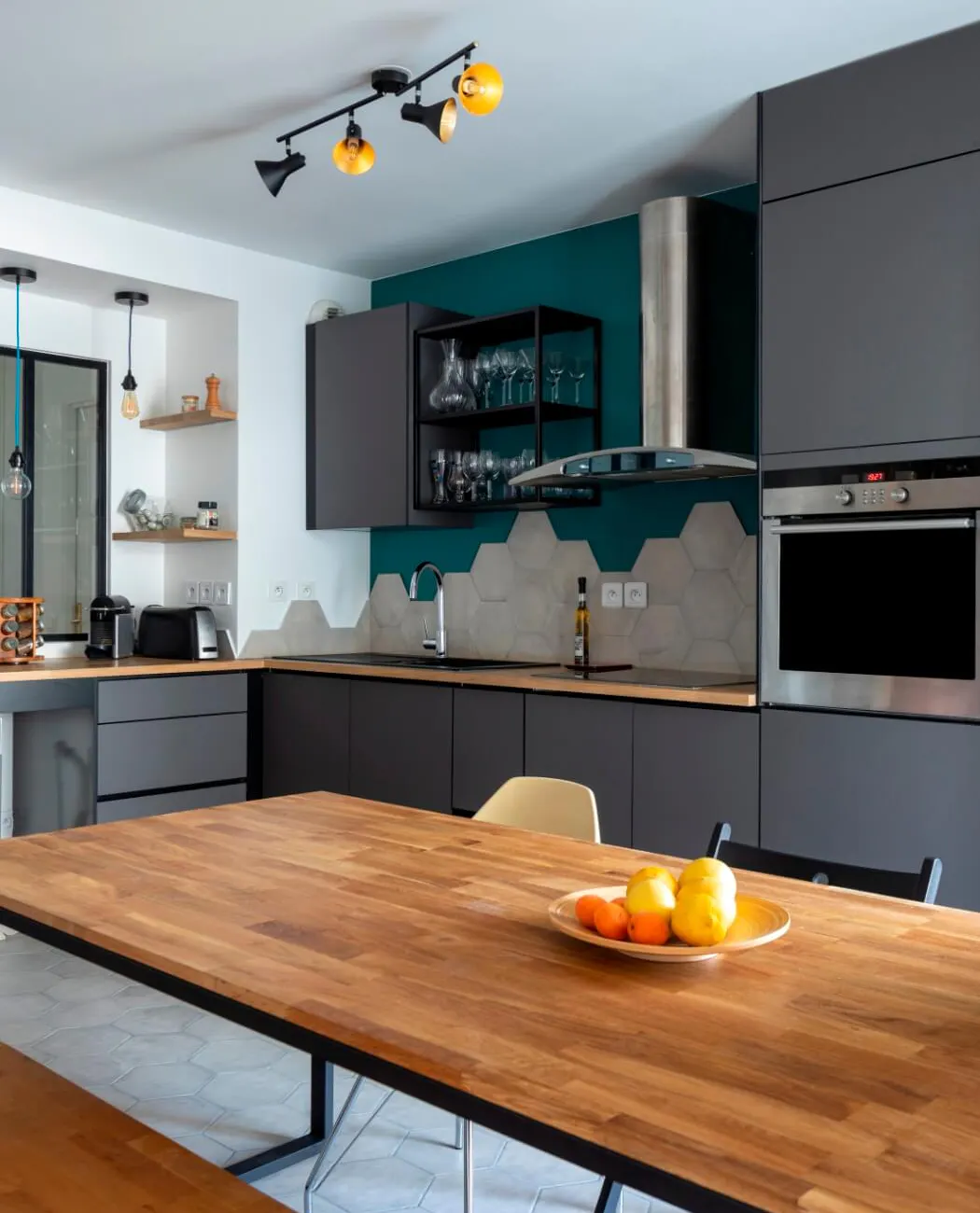 Cuisine rénovée dans un style moderne associant le bois et le gris