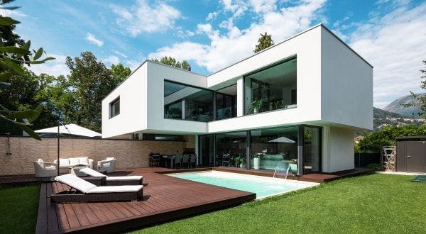 Maison moderne à étage avec piscine