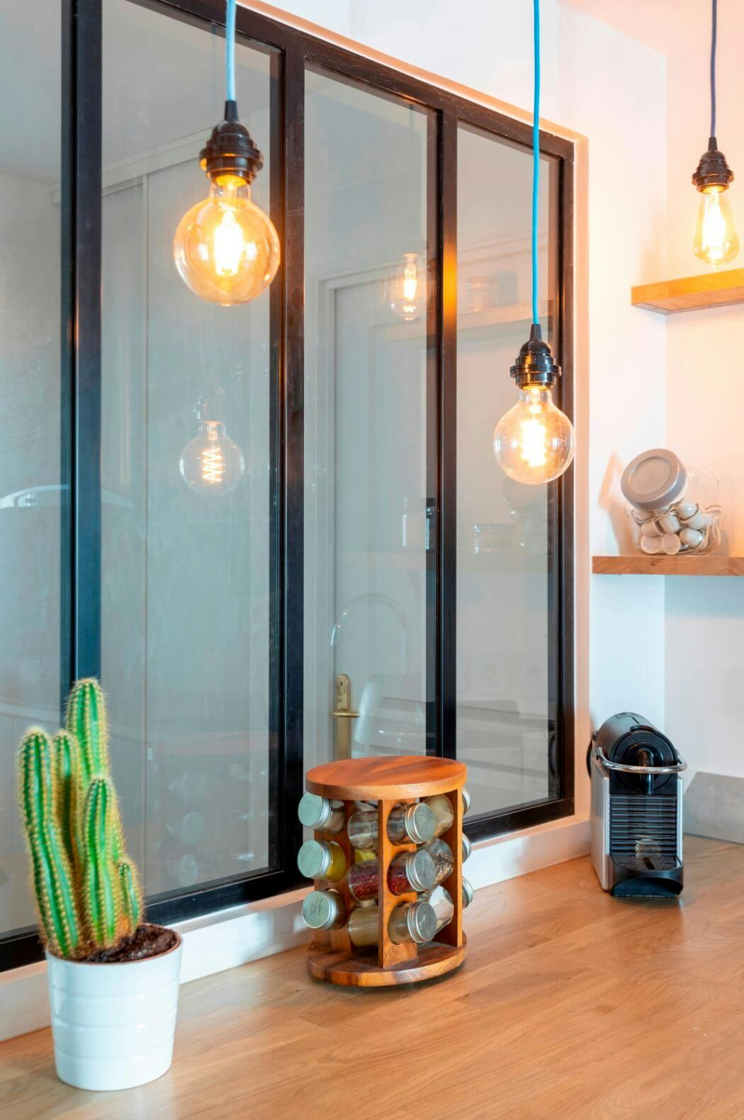 Rénovation d'une cuisine avec verrière d'atelier et ampoules déco vintage