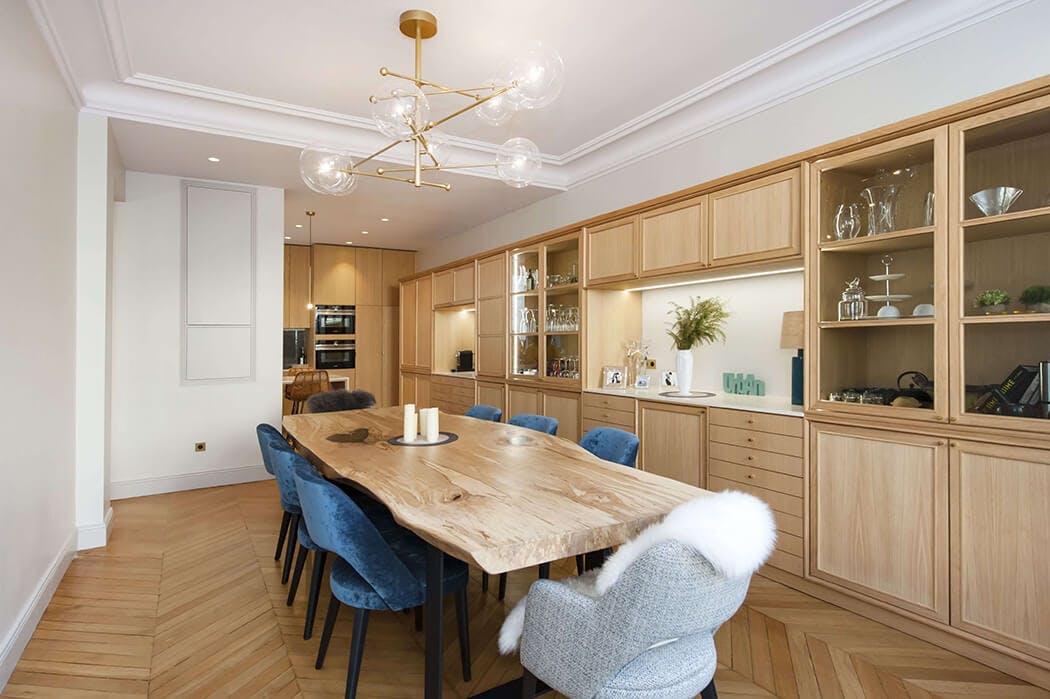 la somptueuse cuisine / salle à manger avec parquet à chevrons et ses meubles en bois brut luxueux