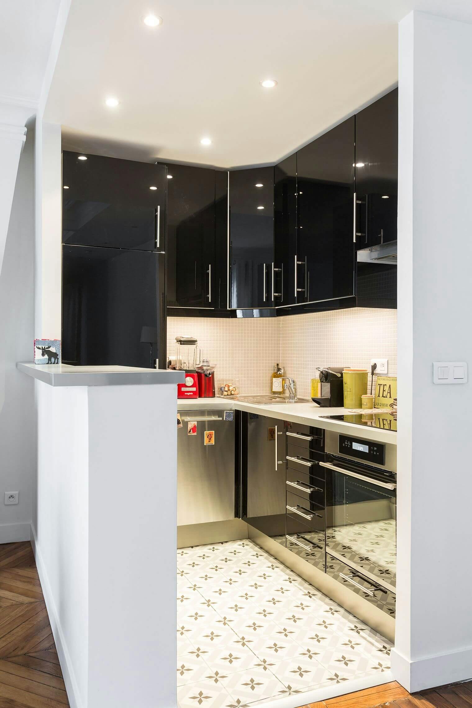 Petite cuisine moderne ouverte sur salon haussmannien