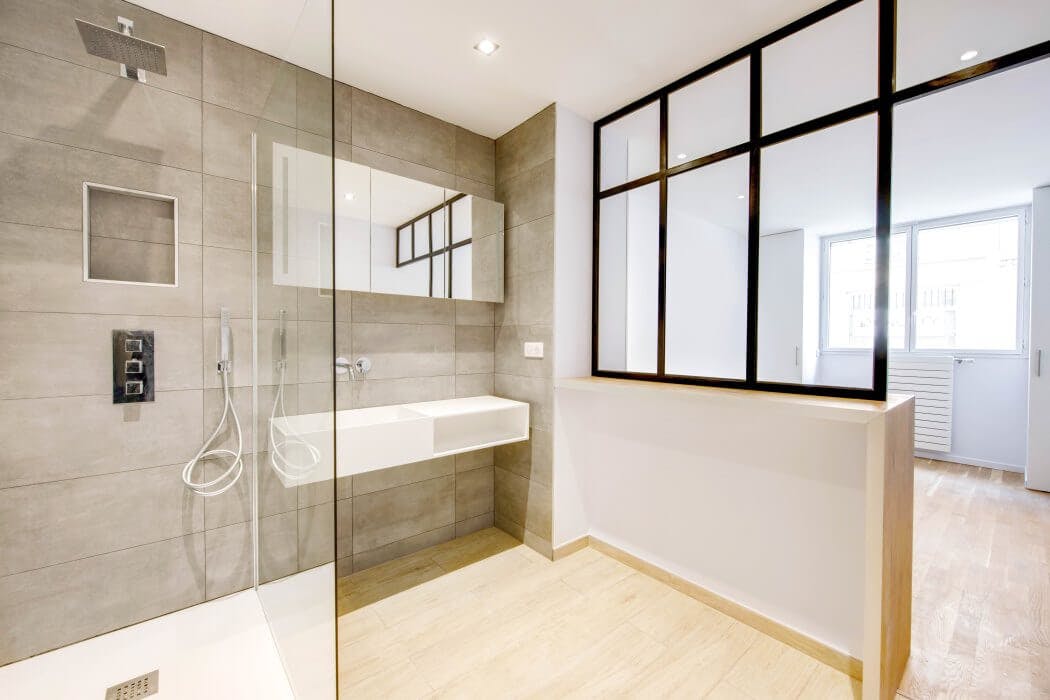 Salle de bain séparée de la chambre parentale par une verrière sur-mesure