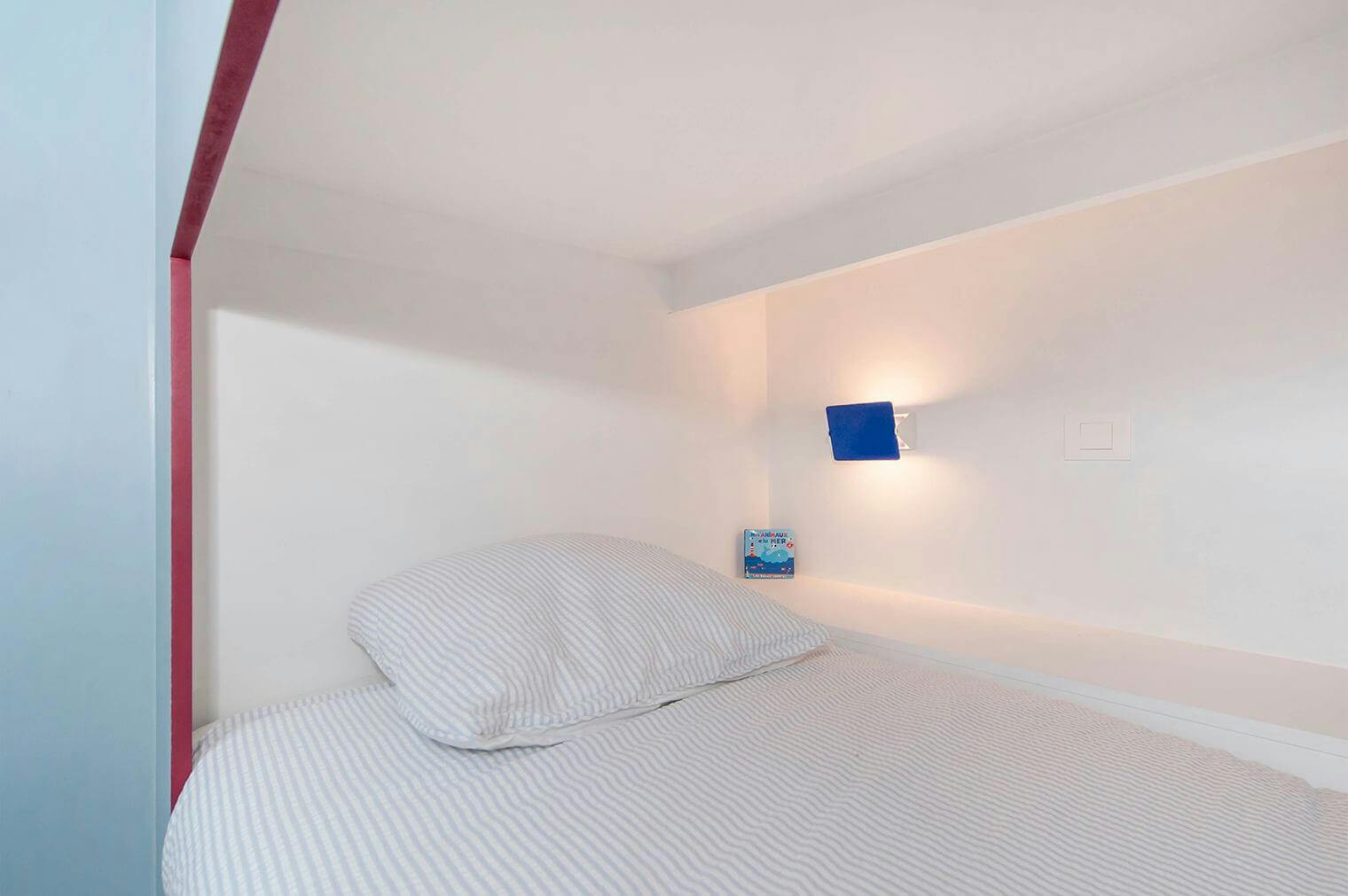 Création lit d'enfant encastré dans un mur