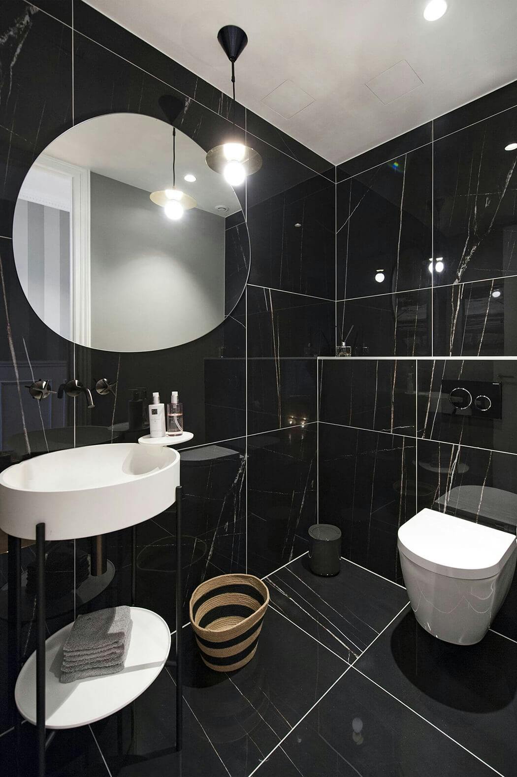 salle de bain en marbre dans un appartement parisien luxueux