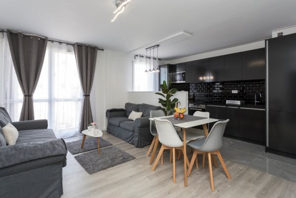 Salon d'un appartement rénové à Lyon