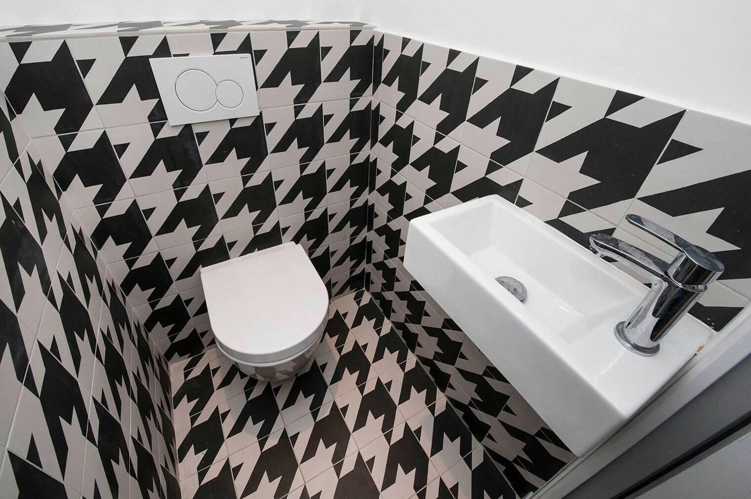 Rénovation toilettes avec carrelage à motifs