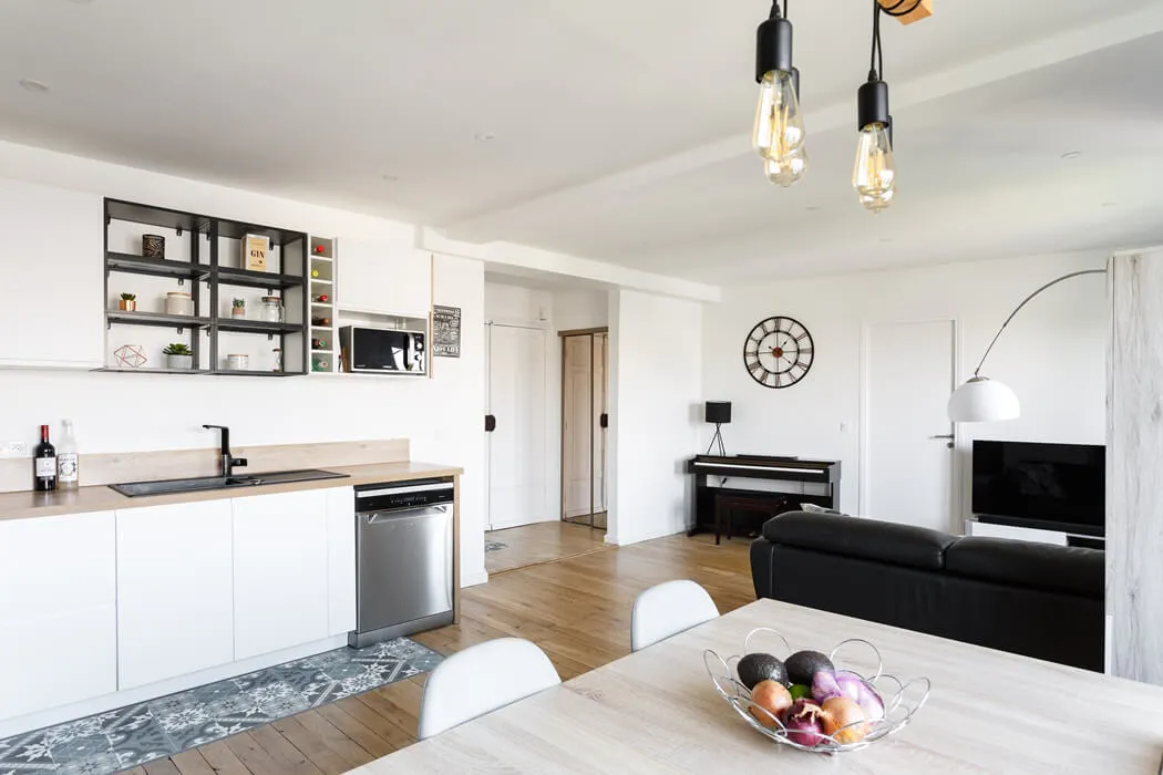 Cuisine, coin repas et salon, avec parquet massif