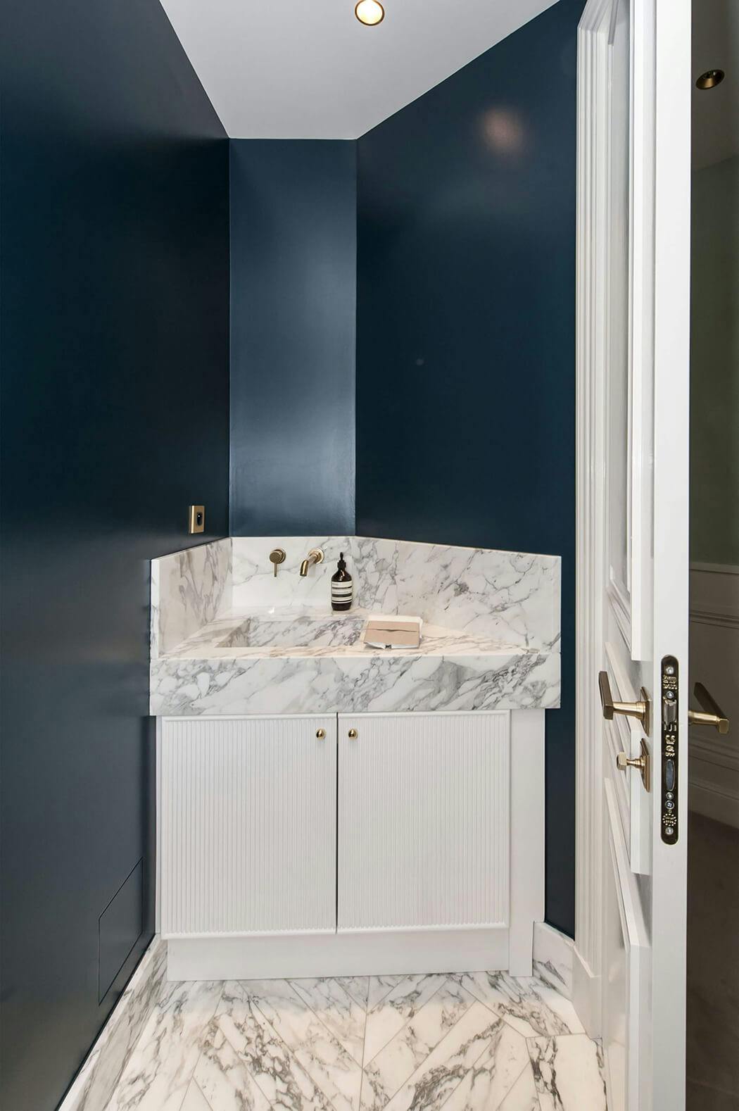 lavabo et meuble sous vasque sur-mesure, peinture sombre pour un effet luxe garanti