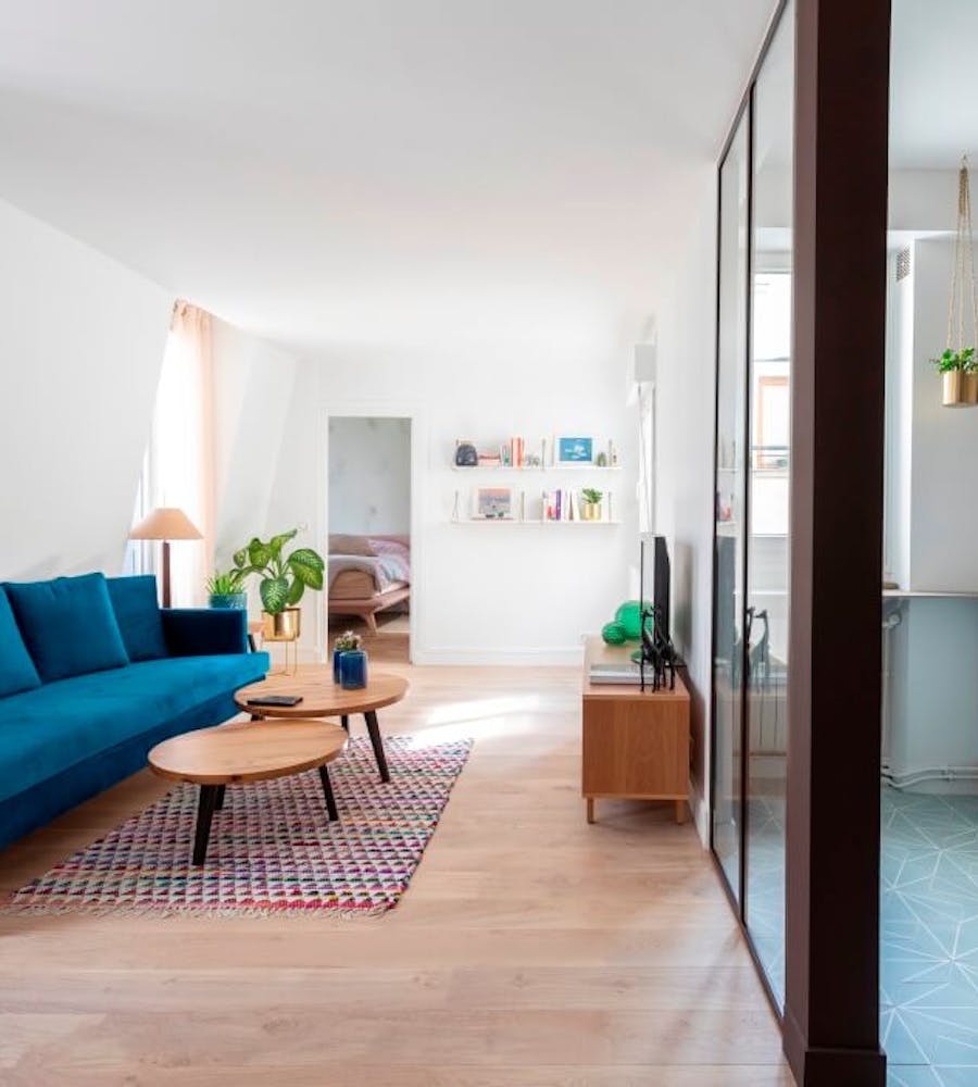 Vue sur le salon et la cuisine rénovés dans un esprit scandinave