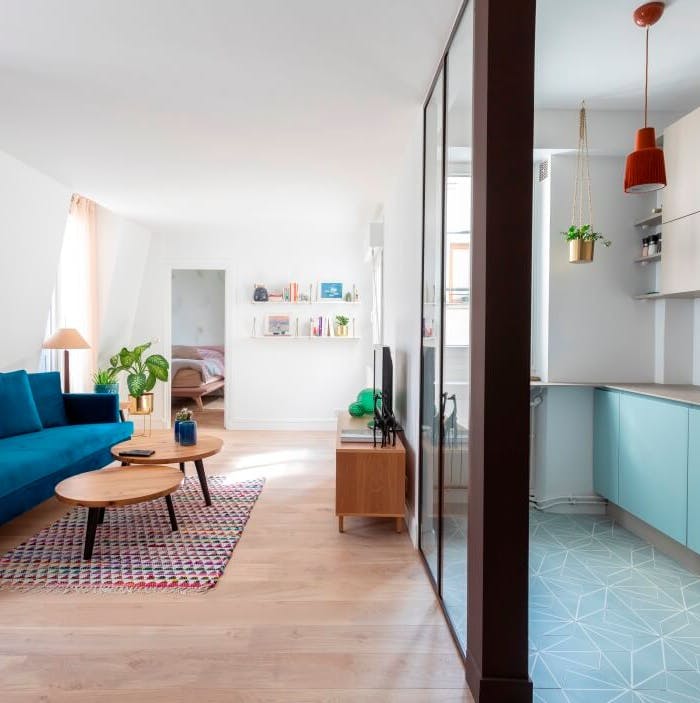 Vue sur le salon et la cuisine rénovés dans un esprit scandinave