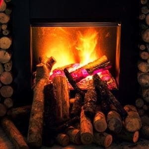 Poêle à bois dans maison écolo