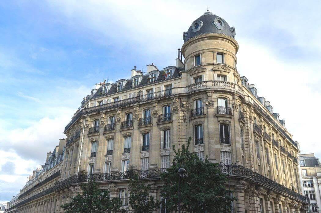 Façade d'immeuble des derniers feux de l'Haussmannien