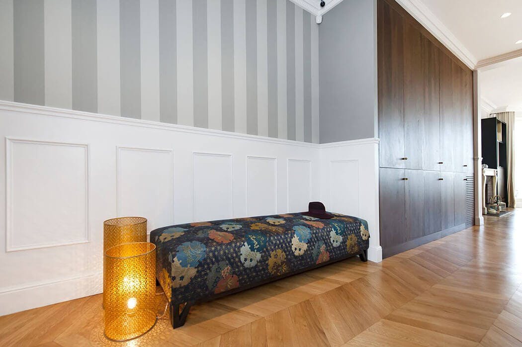 accord parfait du parquet massif avec la tapisserie rayée et le meuble sur-mesure encastré