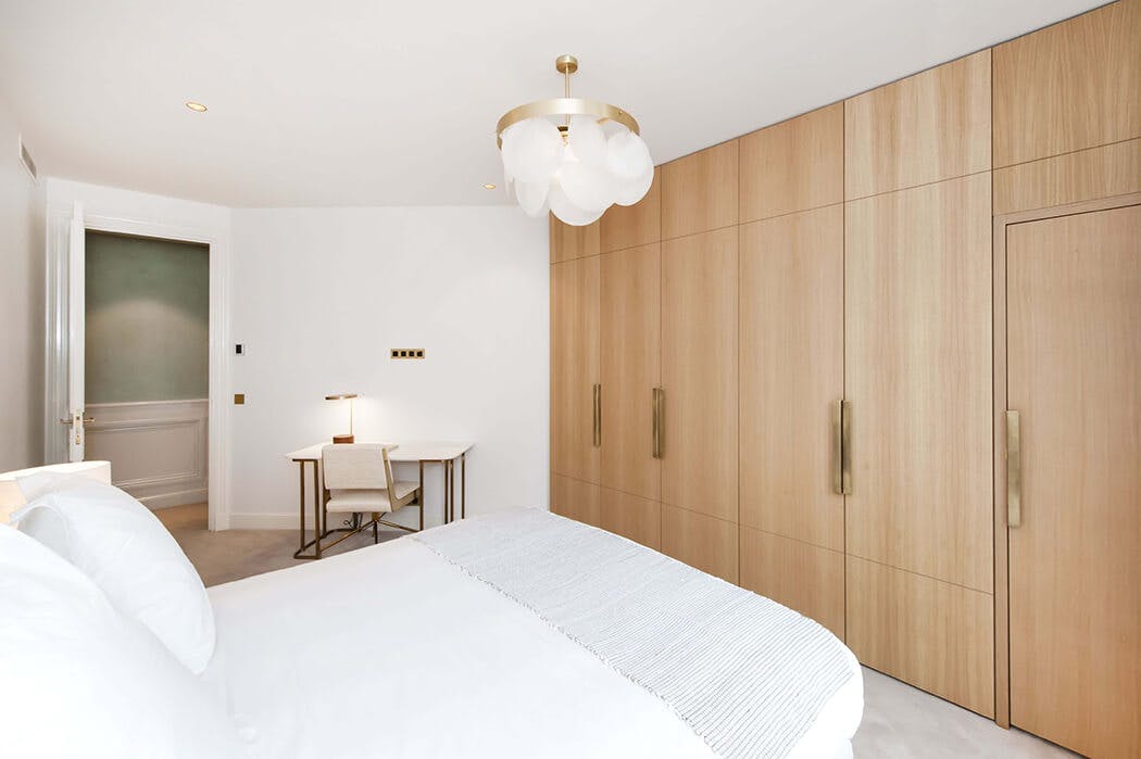 chambre parentale luxueuse avec un superbe dressing en bois sur-mesure