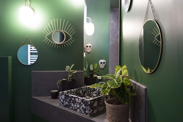 Rénovation Maison de 108 m² - Cachan - salle de bain avec déco originale vert foncé