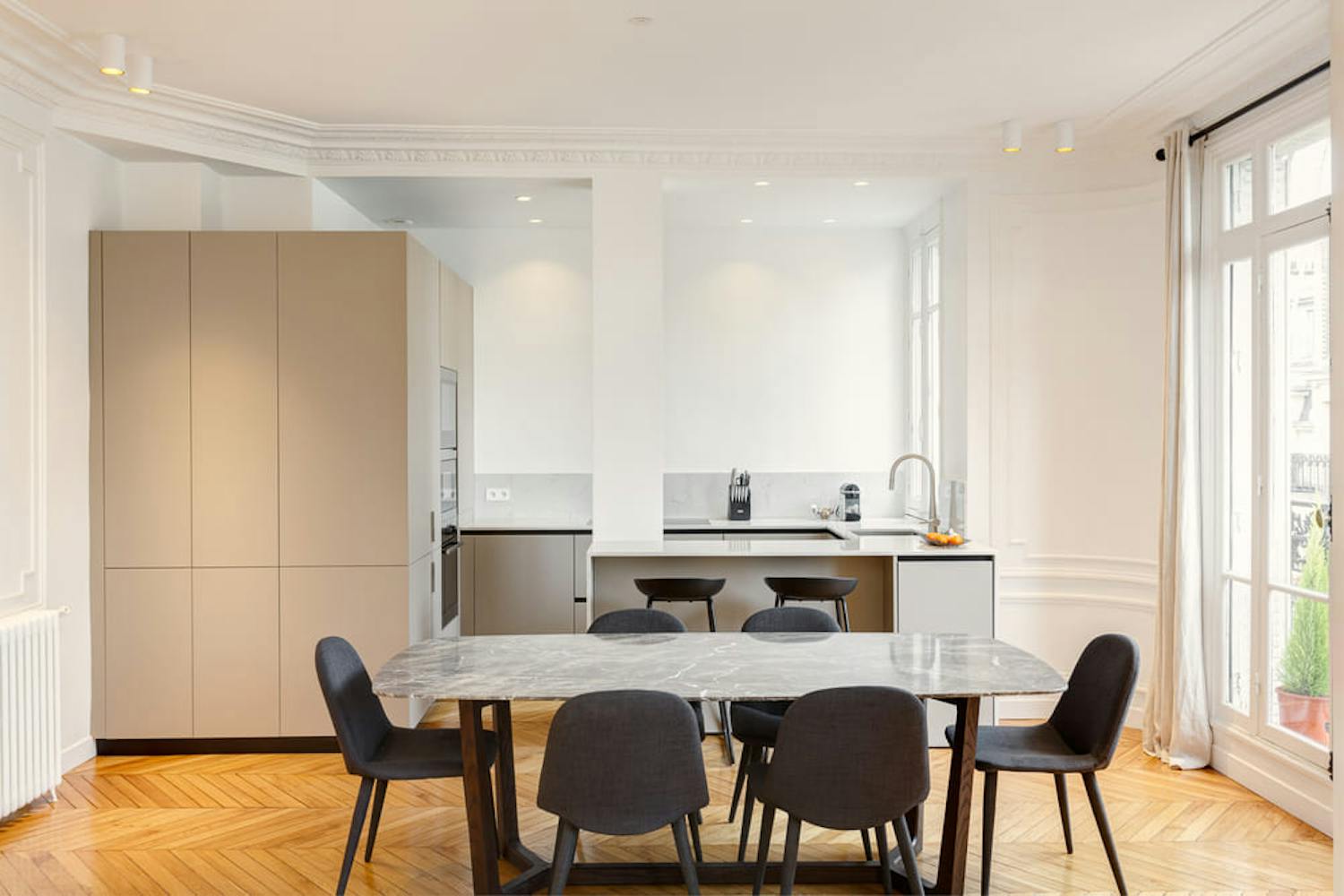 Cuisine minimaliste table marbrée