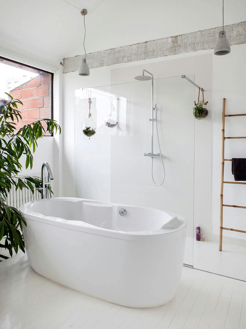 Sensation de grandeur dans cette salle de bain de luxe grâce à la paroi séparant le bain de la douche