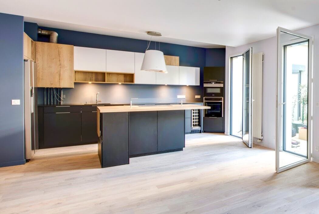 Cuisine design haut de gamme gris anthracite et bois massif