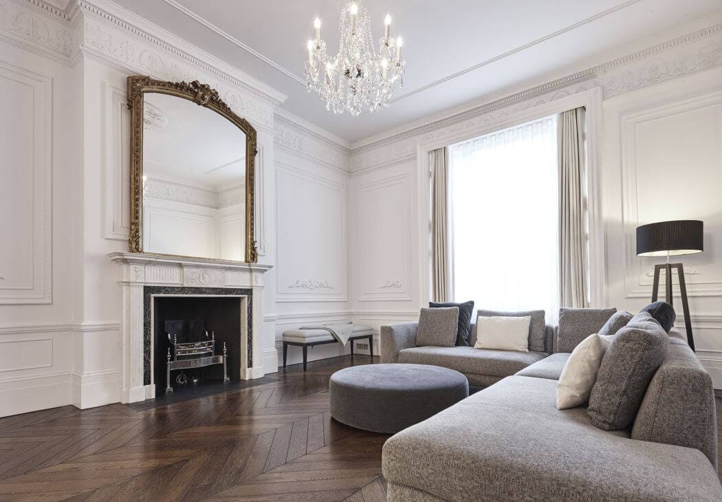 Finition teintée et vieillie d'un parquet en chevrons
