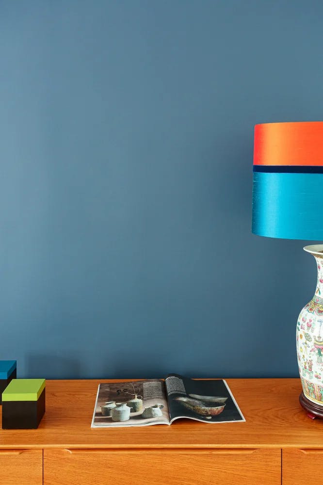 Meuble en bois et lampe de table dans un appartement de 65 m² à Paris