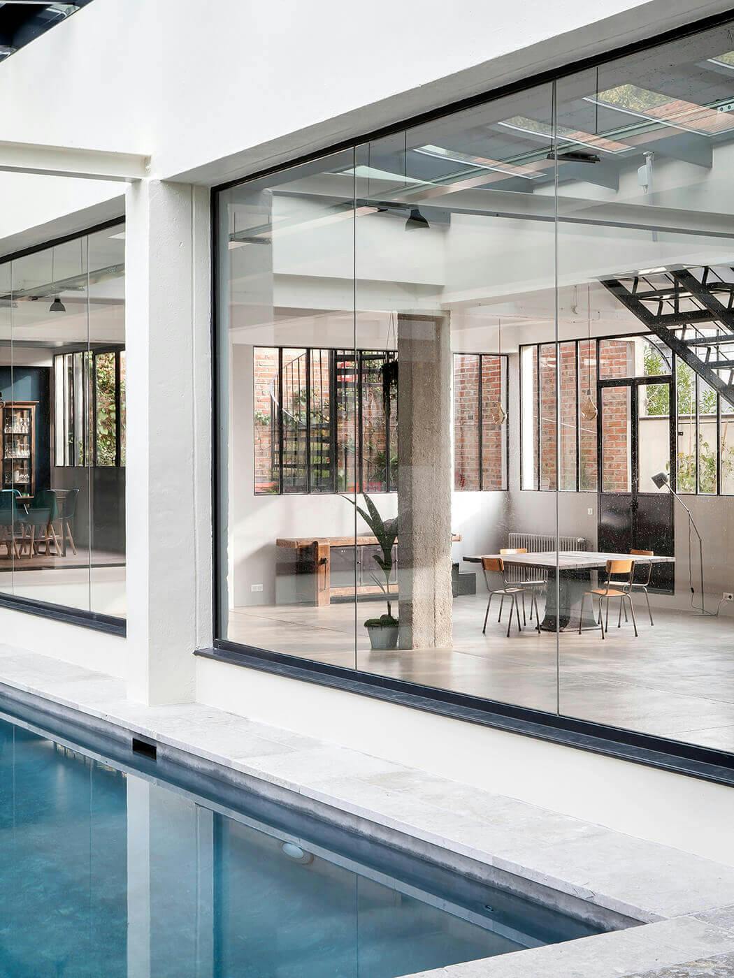 Vue sur le salon depuis la piscine de ce magnifique loft