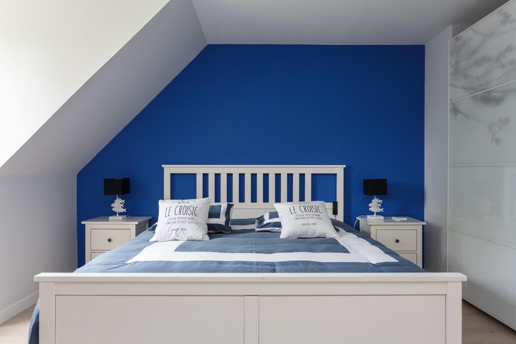 La chambre parentale, dont la peinture a été refaite dans des tons bleu indigo