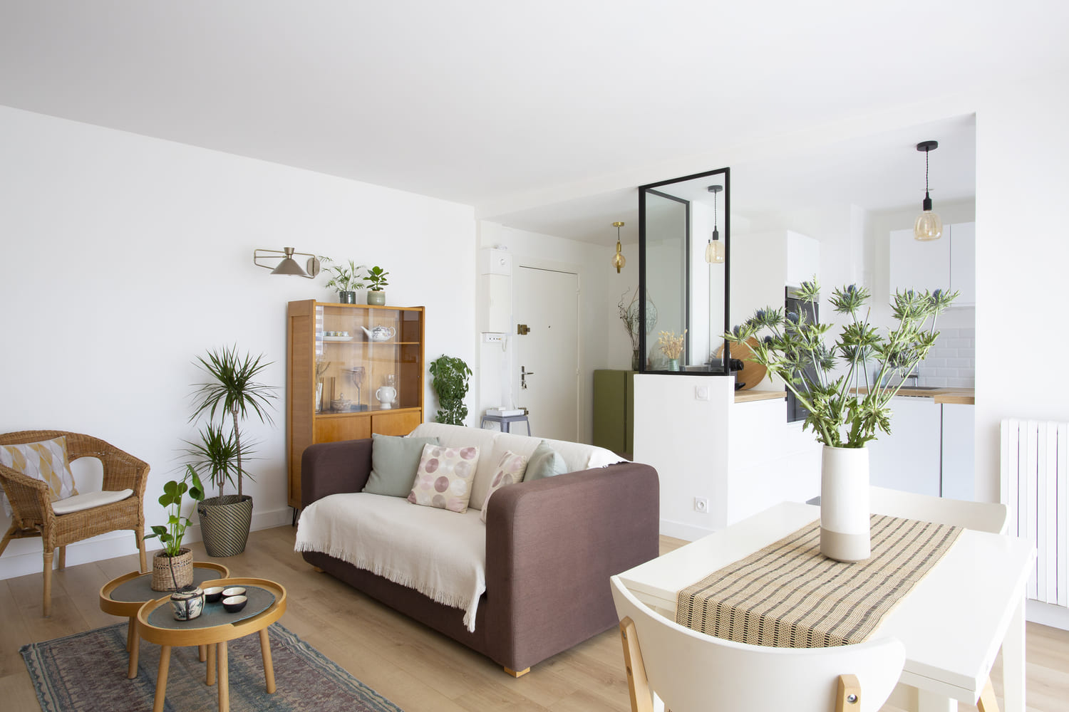 Salon aux tons clairs et verrière