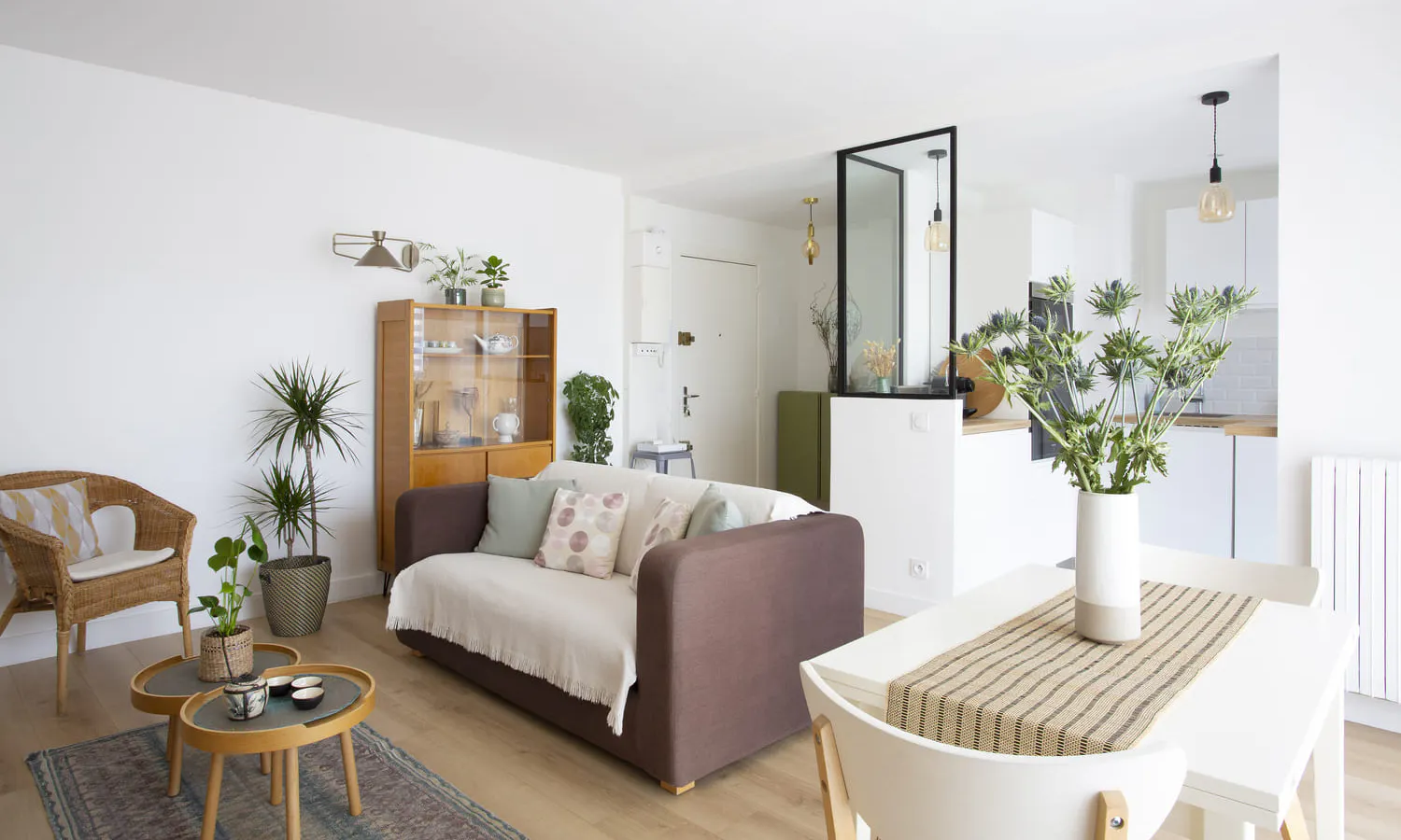 Salon aux tons clairs et verrière