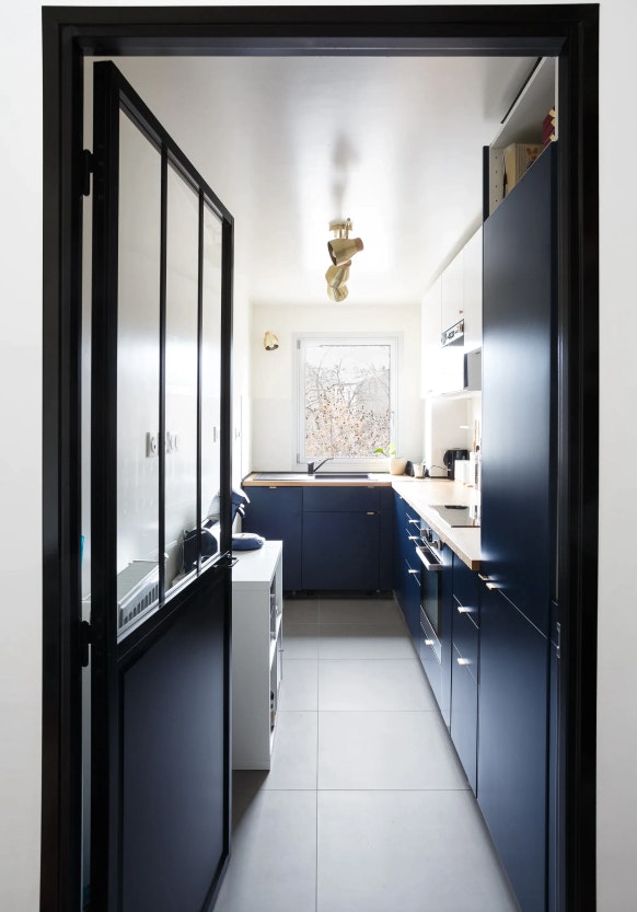 Cuisine en longueur avec porte vitrée