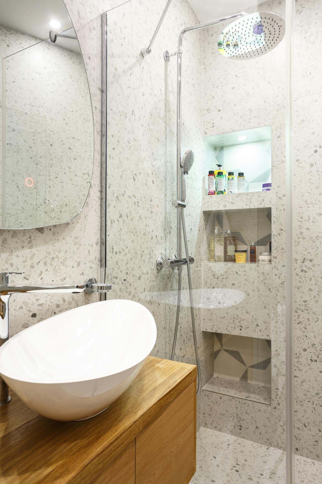 Salle de bains grise de la suite parentale avec vasque blanche 