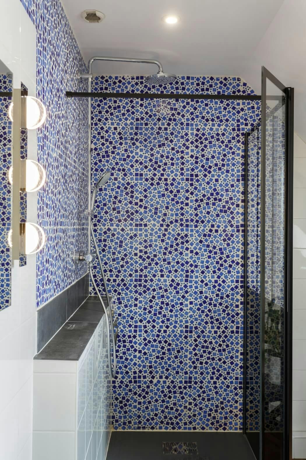 Douche à l'italienne avec carrelage mural à motifs mosaïques bleutés