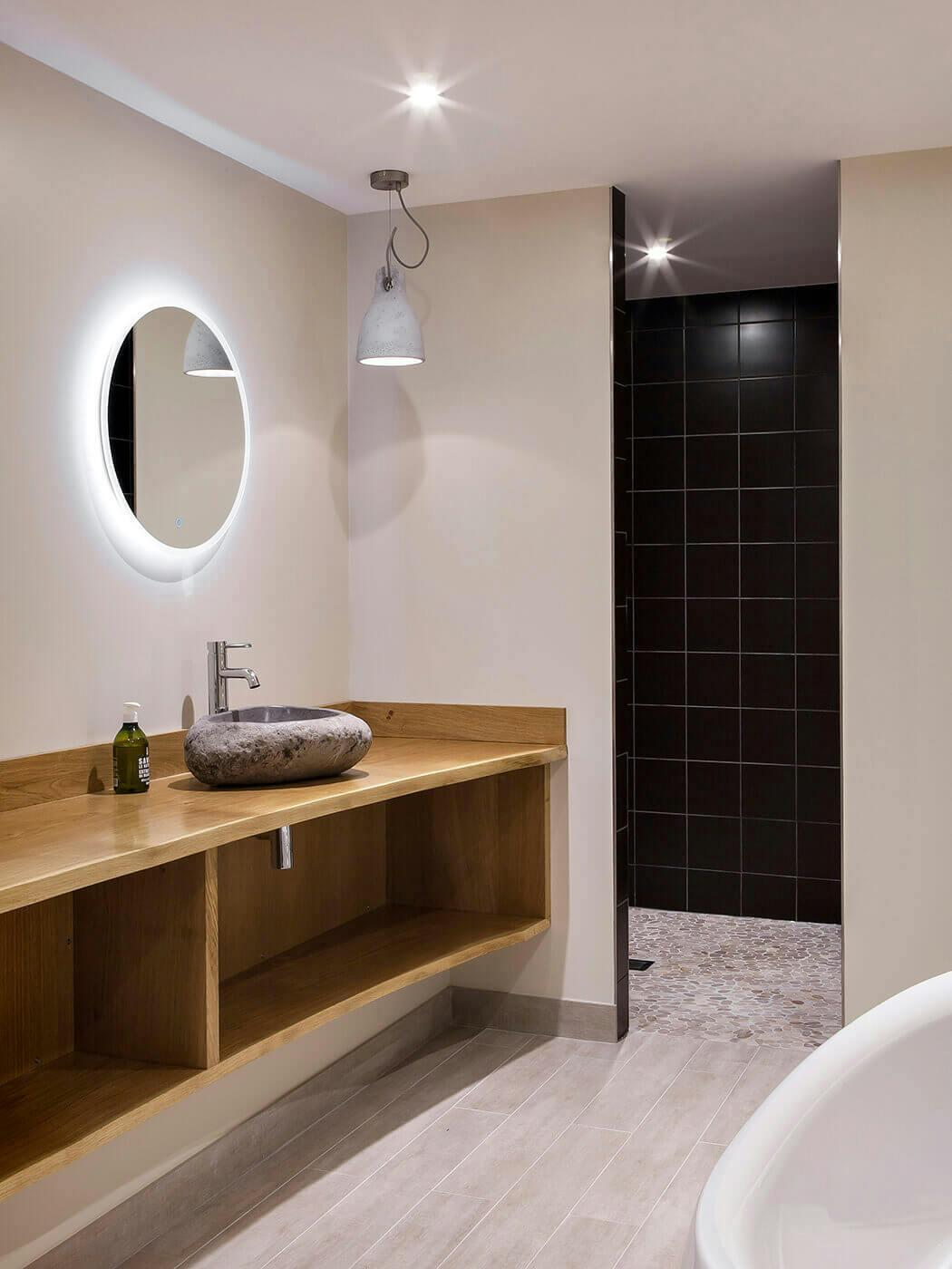 salle de bain haut de gamme aux finitions d'exception