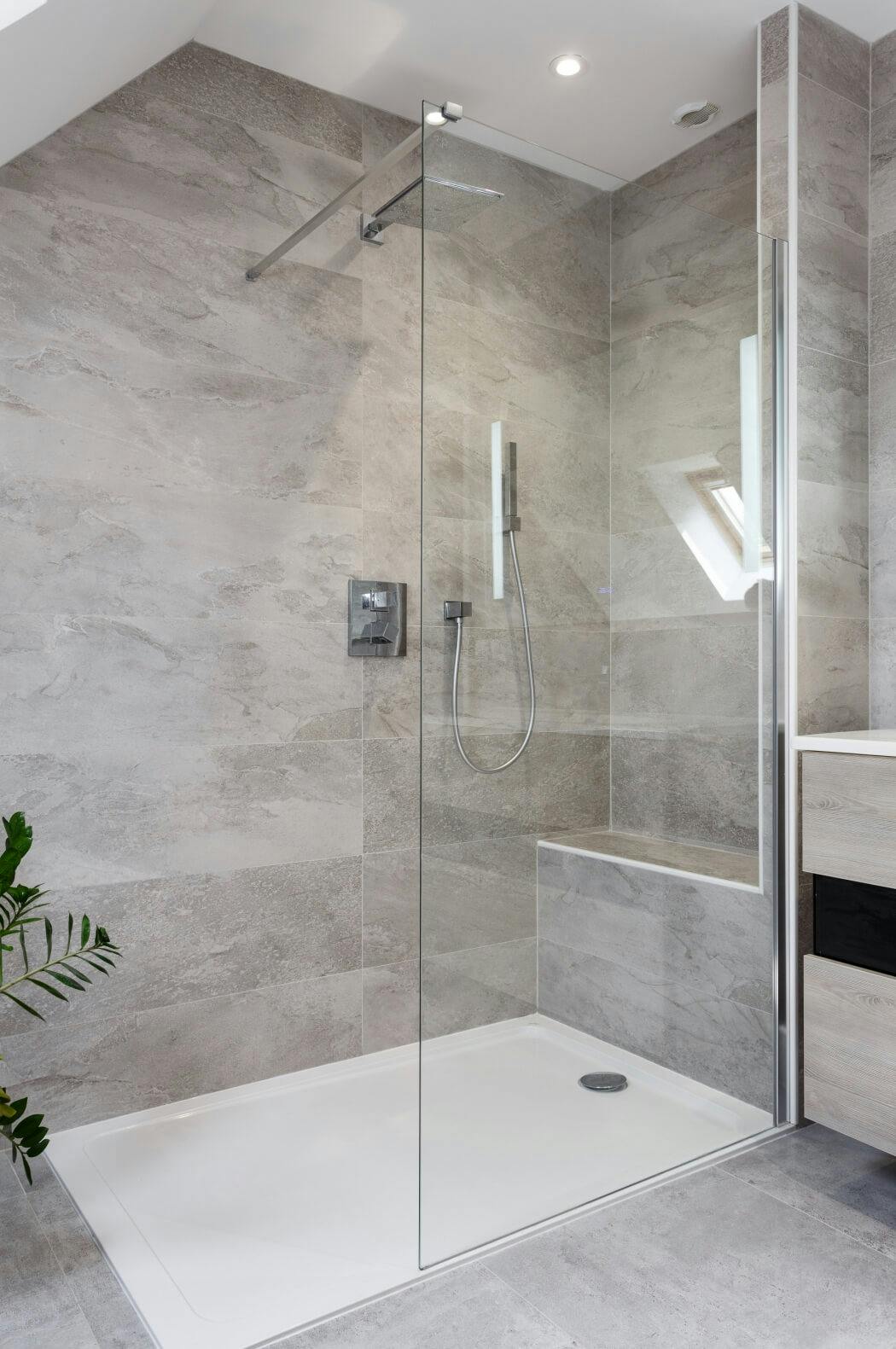 Ambiance naturelle et reposante dans cette salle de bain rénovée avec douche italienne
