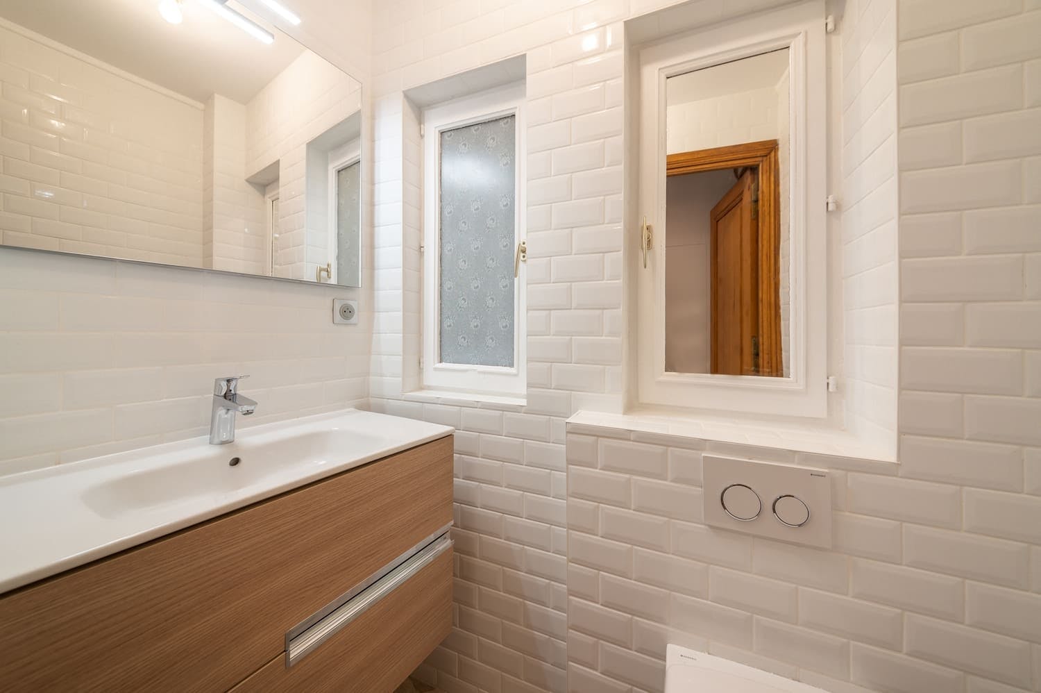 Salle de bain fenêtres miroir