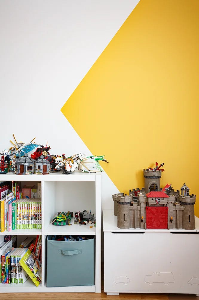 Zoom in sur la peinture bicolore, décoration / jouets de la chambre d'enfant