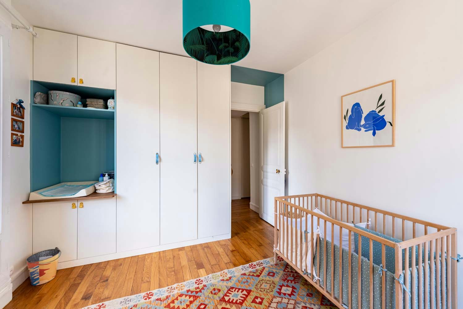 Rénovation appartement 63 m² chambre d'enfant avec matelas à langer encastré dans le placard
