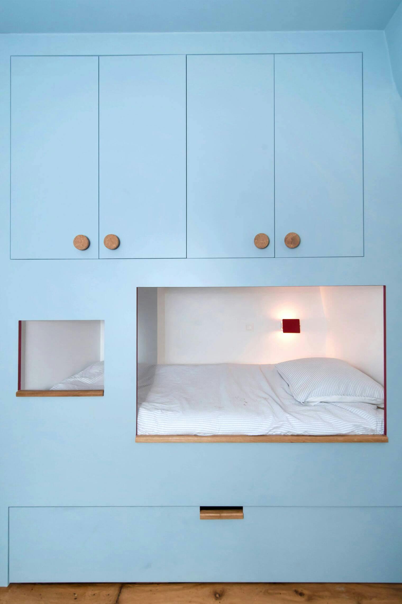 Aménagement de placards et lit dans un mur