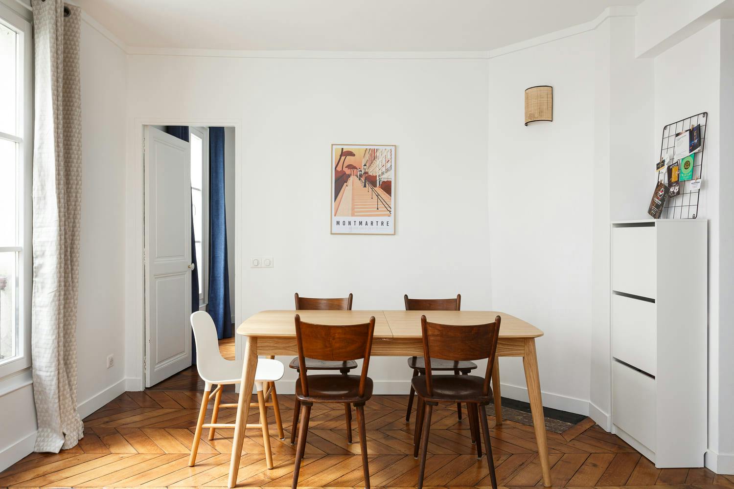 Salle à manger aux tons clairs